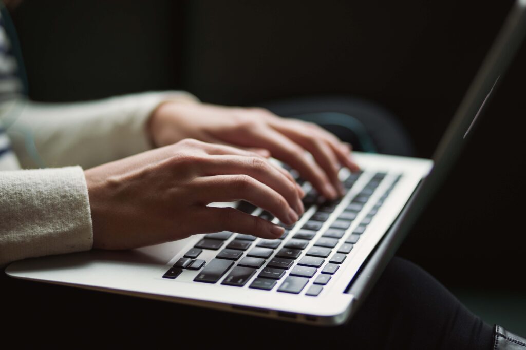 The Benefits of an Employee Portal vs. Email for Delivering and Accessing Paystubs