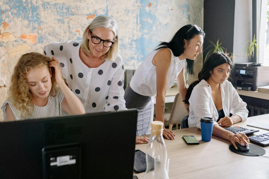 Managing a Multigenerational Workforce: How HR Adapts to Millennials and Gen Z